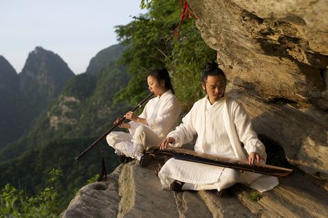 Cổ cầm có lịch sử chế tác lâu đời, nhiều danh cầm đều có văn tự khảo chứng, hơn nữa lại gắn liền với những truyền thuyết thần kỳ.