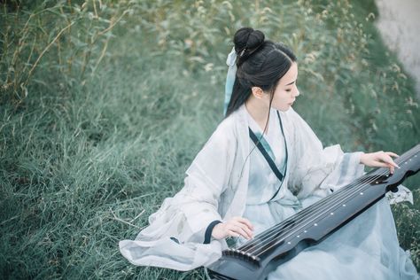 Trong “Cầm, Kỳ, Thi, Họa” thì “ Cầm” hay còn gọi là Cổ Cầm là nhạc cụ có dây ra đời sớm nhất trong lịch sử văn minh 5000 năm của Trung Hoa.
