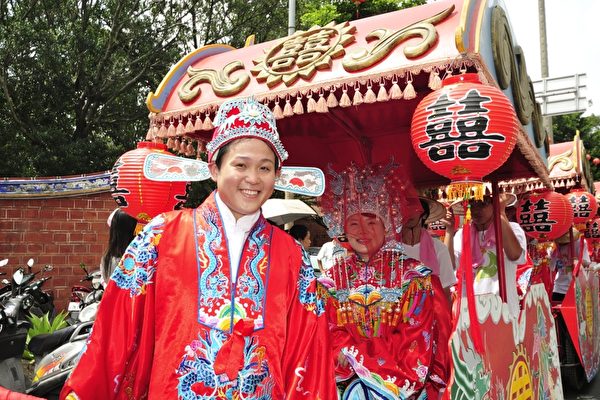 Vì sao gọi tình nghĩa vợ chồng là tình nghĩa “kết tóc phu thê”?