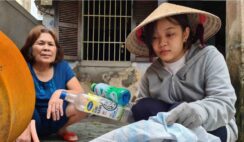 Cô bán ve chai và câu chuyện chứa đựng đạo lý làm người.
