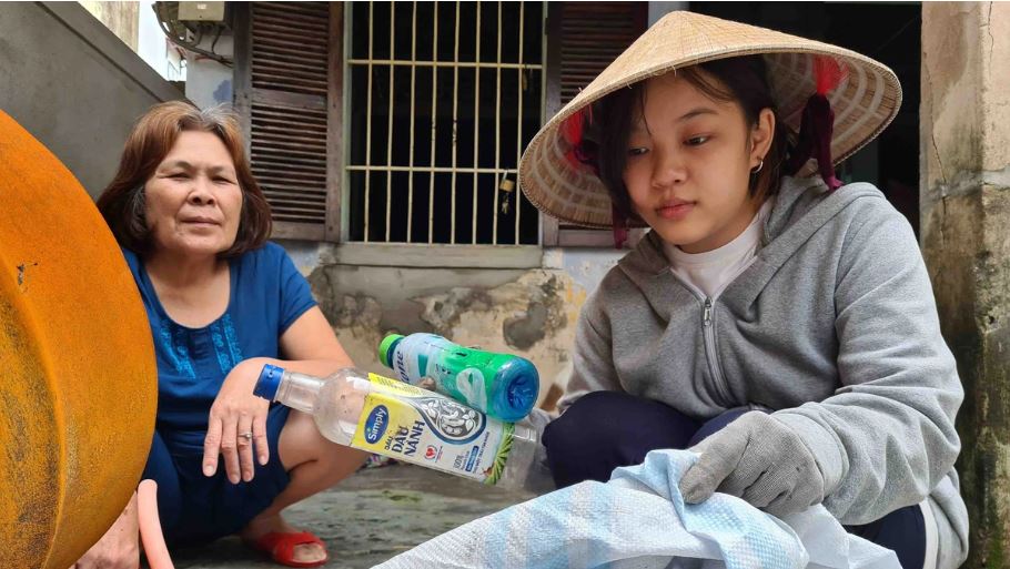 Cô bán ve chai và câu chuyện chứa đựng đạo lý làm người.