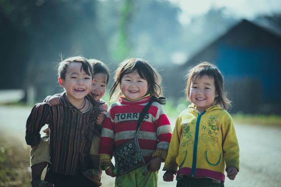 Nhà tôi có ba anh em, anh cả cùng tuổi chú Út, kém chú út đâu non tháng. Tôi và Mẫn đều là gái.
