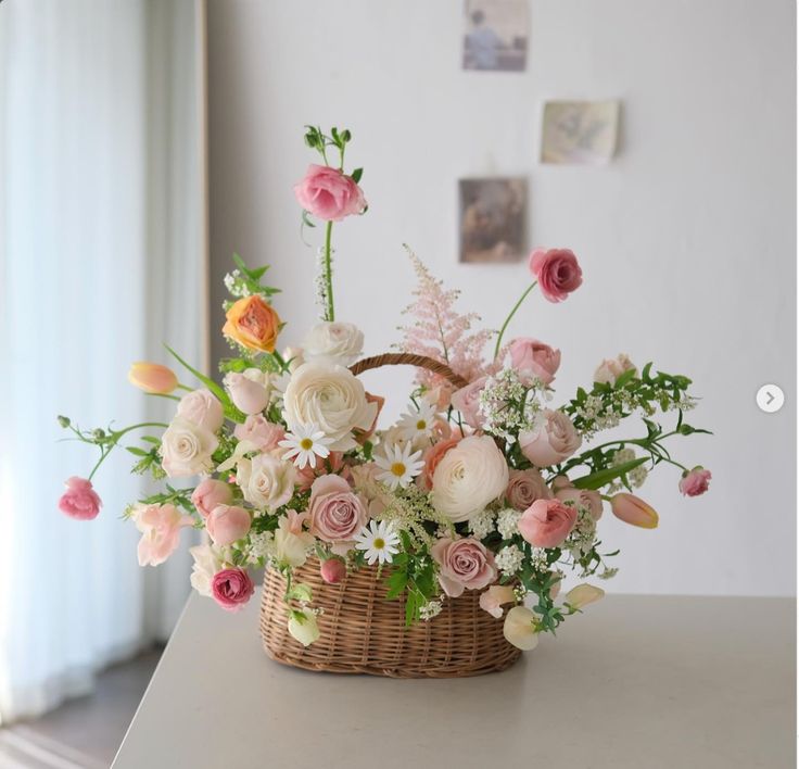 vị khách nhỏ tuổi mua hoa tặng mẹ