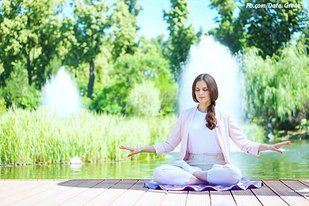 Trăng kia hết khuyết lại tròn, duyên người tan hợp hợp tan cũng thường..