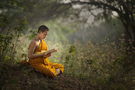 Mỗi người một cuốn kinh Phật