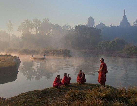 Dưới sự khai thị của vị tăng nhân, họ cùng nhau đi lên một ngọn núi cao.
