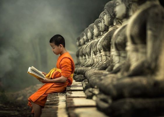 lúc anh ghi chép xong kinh Phật, đồng thời mang cuốn tập chép tay trình đến trước vị cao tăng