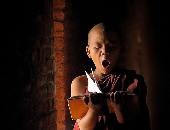 Dần dần trong lòng anh liền sản sinh tâm oán trách.