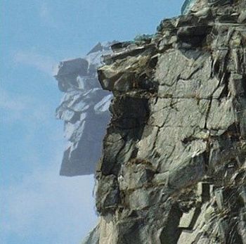ÔNG LÃO: Chân dung bằng đá với vẻ rất riêng của New Hampshire đã tan vỡ vào năm 2003, và bức hình này cho thấy khuôn mặt nhìn nghiêng cao quý đã từng tồn tại ở đó như thế nào. (Ảnh: Rob Gallagher)