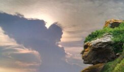 Những tảng đá hình người cho thấy các vị thần có mối liên hệ với Trái đất