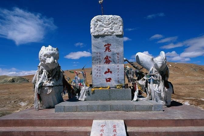 Một bia đá cảnh báo trước lối vào một vùng thung lũng chết, được gọi là “Cửa Địa Ngục (Gate of Hell)” của dãy núi Côn Lôn. 