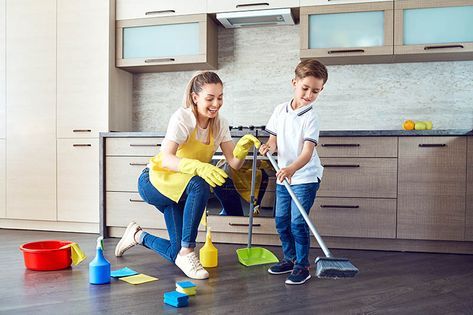 Cháu lại tự nguyện làm những việc lặt vặt trong nhà như quét nhà, phơi quần áo, rửa bát.