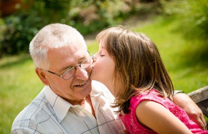 Gương mặt cha giãn ra, không còn vẻ khắc khổ nữa.