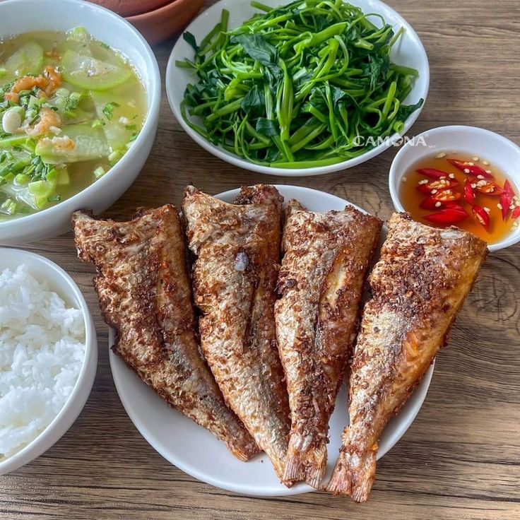 Nhìn mâm cơm đơn giản, chỉ có cá kho, rau luộc với đĩa trứng chiên mà lòng tôi ấm áp đến lạ thường.