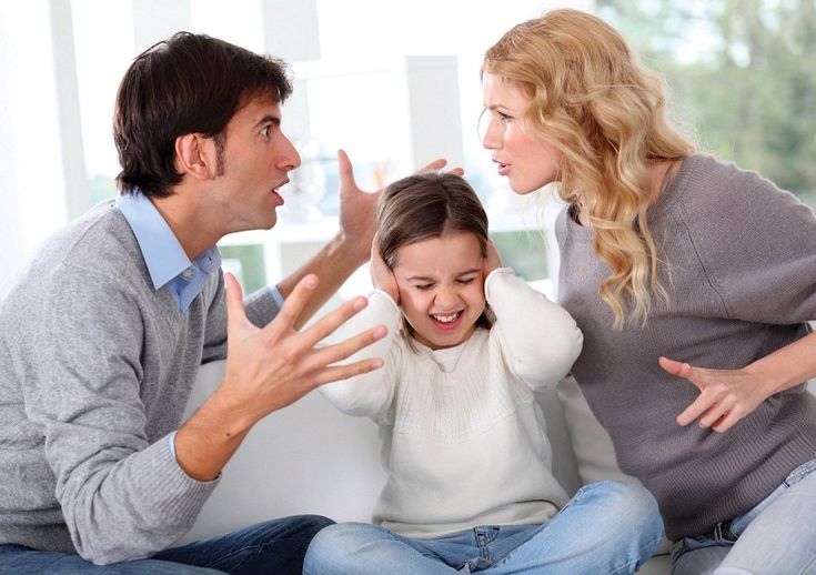 Con và chồng con có xung đột vì con nghi ngờ anh ấy vẫn lén gặρ bạn gái cũ.