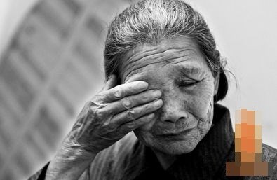 Người con trai xấu hổ về người mẹ một mắt, sự thật phía sau khiến cậu ân hận cả đời