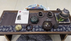 Bàn khuếch âm chơi đàn cổ cầm và uống trà
