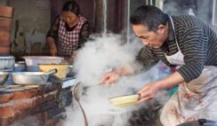 Sống đủ – quán hủ tiếu chỉ bán đúng 100 tô mỗi sáng