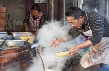 Sống đủ – quán hủ tiếu chỉ bán đúng 100 tô mỗi sáng