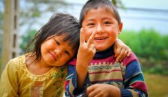 2 đứa trẻ mồ côi tìm được tình thương nơi người lạ