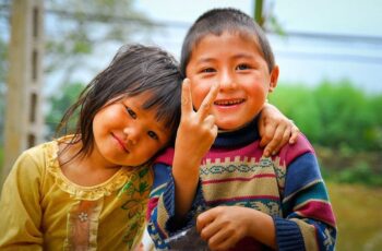 2 đứa trẻ mồ côi tìm được tình thương nơi người lạ