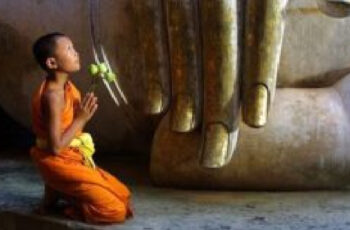 Cuộc sống muôn màu quanh ta; Câu chuyện thứ 2: Nhận thức về tôn kính tượng Phật 