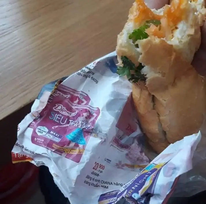Sáng chỉ cần một mẫu bánh mì khô hay chai nước suối là đã thấy mình may mắn. Ảnh minh họa.