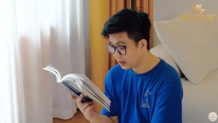 Tôi đọc cuốn Chuyển Pháp Luân với những bài giảng về nguyên lý “Chân – Thiện – Nhẫn” và bắt đầu nhận ra những sai lầm của mình. Ảnh nguyenuoc.com