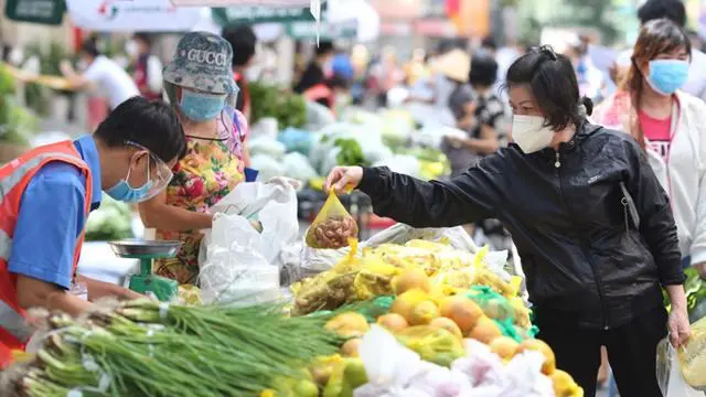 Cuối cùng, tôi quyết định ra chợ bán hàng giúp mẹ. Ảnh minh họa.