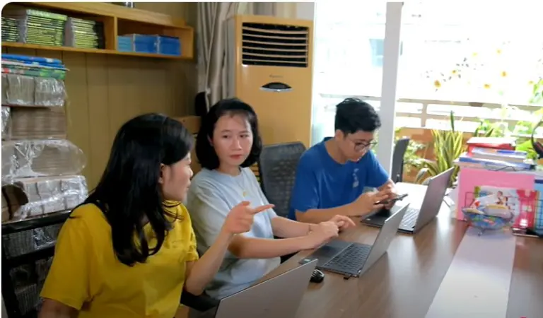 Tình cờ, tôi gặp Hương – người vợ hiện tại – cùng chị Linh đang triển khai dự án giáo dục sớm cho trẻ từ 0 đến 6 tuổi. Ảnh nguyenuoc.com